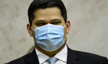 Ex-presidente do Senado é internado com fortes dores abdominais