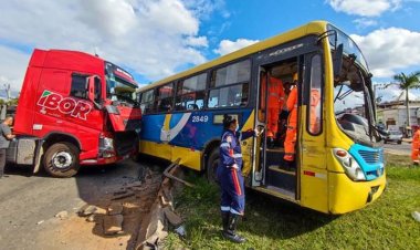 Acidente entre carreta e ônibus urbano deixa 4 feridos em Muriaé
