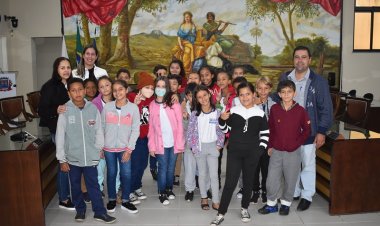 Projeto Escola na Câmara recebe alunos do Colégio Tiradentes e da Escola Municipal Dr. Heitor Peixoto Toledo