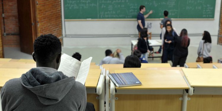 Meninas melhoram desempenho em matemática e se igualam a meninos