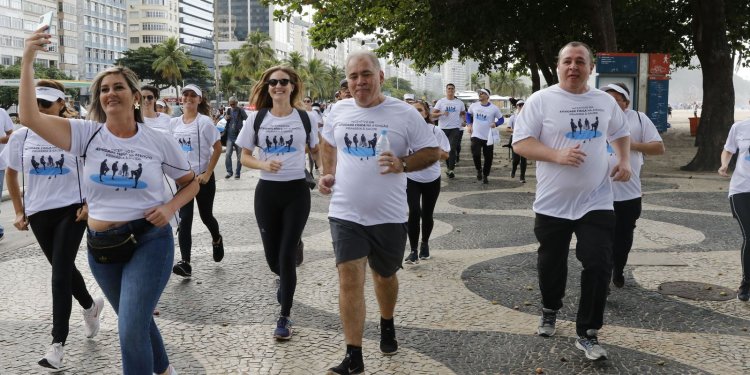 No Rio, caminhada no Leme dá largada a projeto de incentivo à saúde