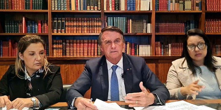 Presidente Jair Bolsonaro cogita reestruturar carreiras da PRF e Depen
