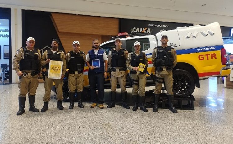 Estande educativo sobre o Maio Amarelo no Shopping Jardim Norte em Juiz de Fora