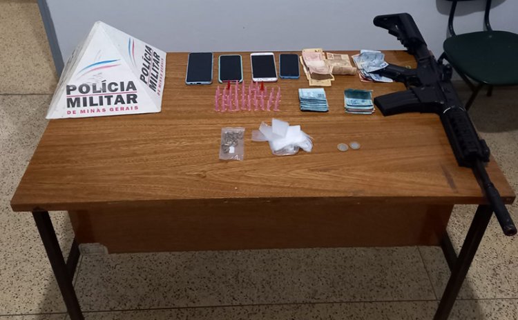 PM prende quatro pessoas e apreende réplica de fuzil em Piraúba