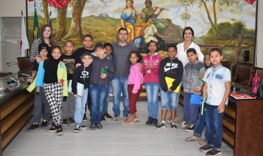 Alunos da Escola Municipal Rosalina Brandão visitam a Câmara Municipal de Ubá