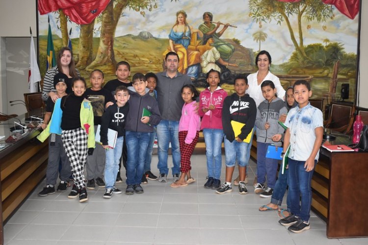 Alunos da Escola Municipal Rosalina Brandão visitam a Câmara Municipal de Ubá