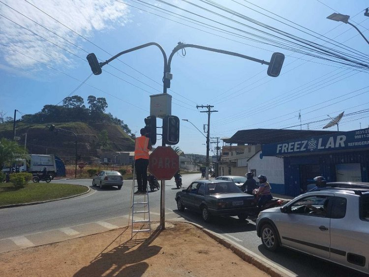 Prefeitura de Ubá instala semáforos no cruzamento da Av. dos Andradas