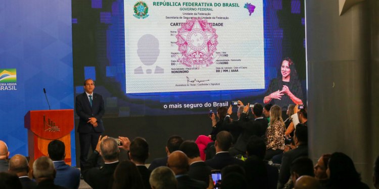 Governo entrega primeiras carteiras de identidade nacional