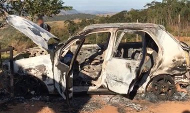 Corpo carbonizado é encontrado em carro incendiado em Leopoldina