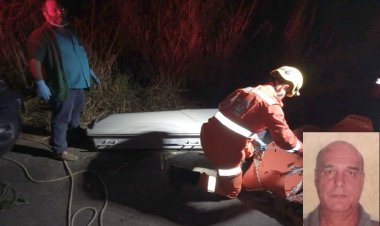 Motorista de caminhão morre após despencar de ribanceira próximo a Carangola