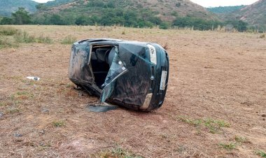 Carro com quatro pessoas capota próximo a estrada da Empa