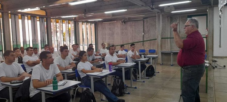 Candidatos à GCM de Ubá participam de palestra com Secretário de Obras