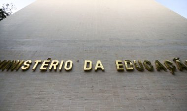 Mais de 9 mil estudantes recebem hoje Bolsa Permanência