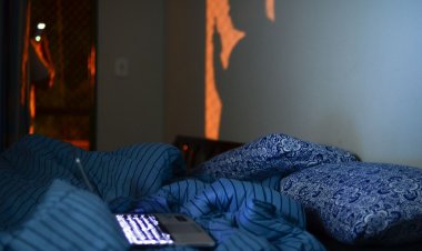 Acordar na madrugada para comer pode ser distúrbio de sono, diz médica