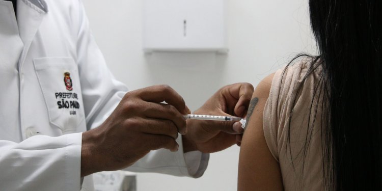 Covid-19: dose de reforço de vacina diferente protege mais, diz estudo