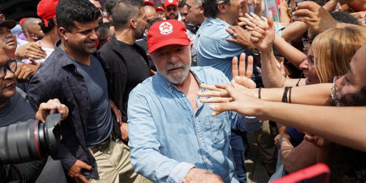 Lula faz caminhada com apoiadores em São Bernardo do Campo