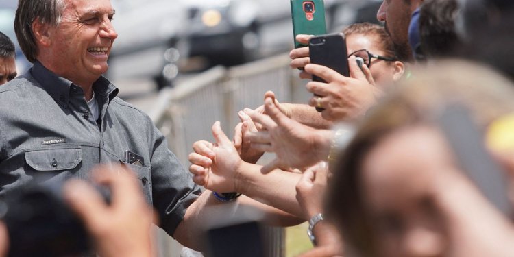 Bolsonaro diz que vai desonerar folha do setor de saúde