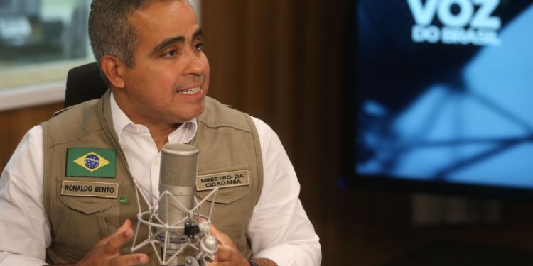 Ministro: estrangeiros refugiados também podem receber Auxílio Brasil