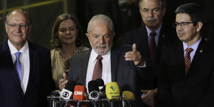 Lula diz que só definirá nomes para ministério após viagem ao Egito