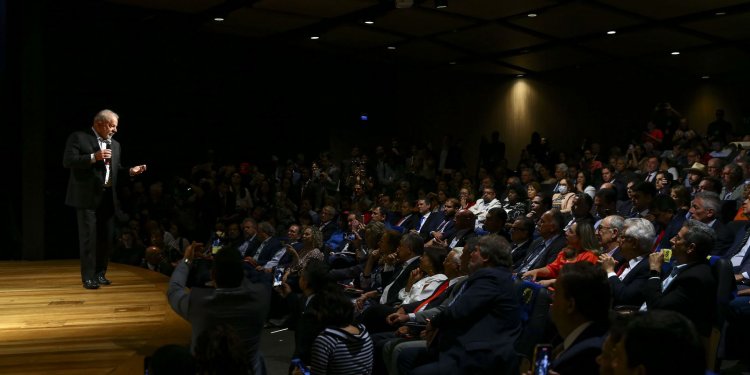 Presidente eleito se encontra com parlamentares e diz que vai dialogar