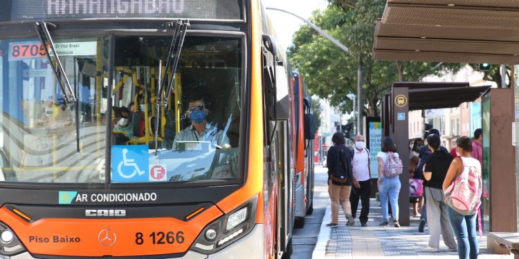 São Paulo distribui 1 milhão de máscaras em 32 terminais de ônibus