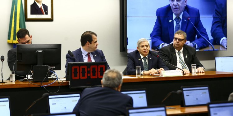 Na Câmara, ministro do GSI diz que país vive “situação esdrúxula”