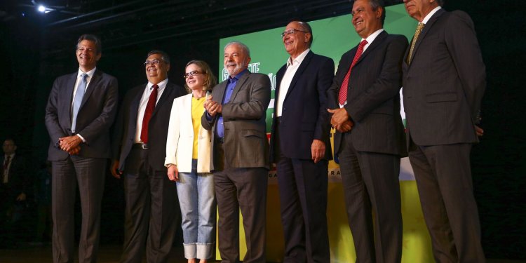 Lula anuncia cinco ministros do futuro governo