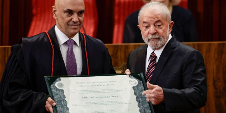 Lula defende democracia em discurso após diplomação