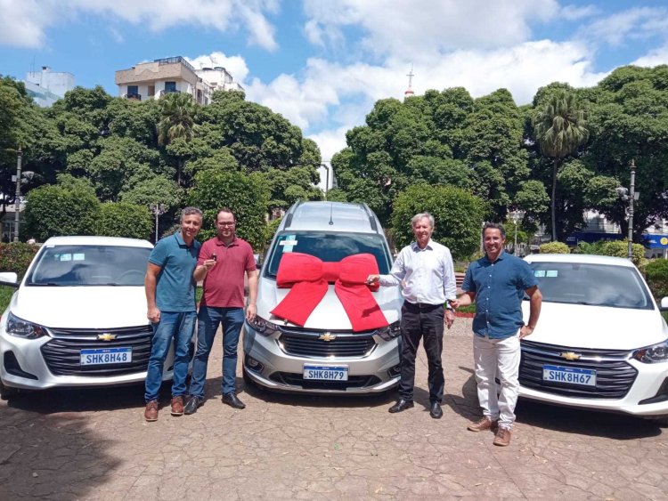 Ubá: Educação recebe três novos veículos