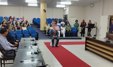 Sandro Mota recebe a Medalha Fernando da Mota na Câmara Municipal de Ubá