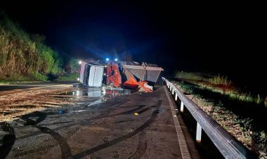 Caminhoneiro fica ferido após acidente na Serra da Vileta em Leopoldina