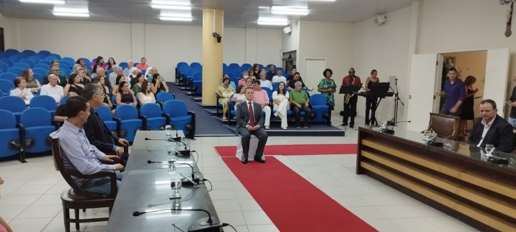 Sandro Mota recebe a Medalha Fernando da Mota na Câmara Municipal de Ubá