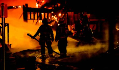 Bombeiros combatem incêndio em residência no bairro Santa Luzia