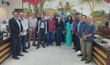 Câmara Municipal recebe a exposição Entre Ruas e Pincéis da Associação Andorinhas