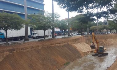 Prefeitura realiza limpeza do Ribeirão Ubá na Beira-Rio