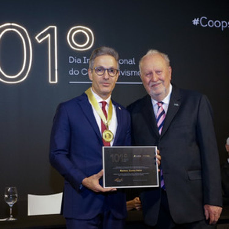 Governador recebe medalha considerada a mais alta comenda do cooperativismo mineiro