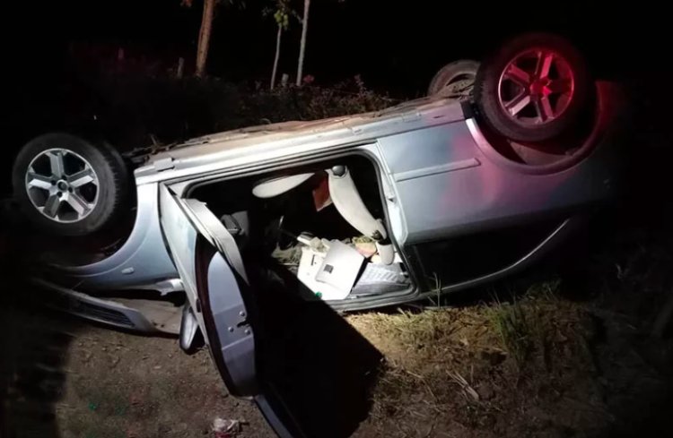 Rapaz sem habilitação bate carro em ônibus e vai preso em Piraúba