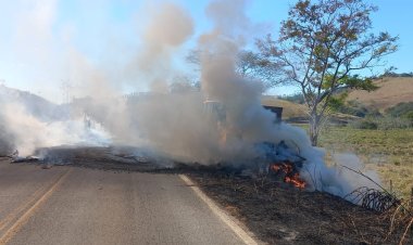 Carreta carregada de móveis pega fogo e pista fica fechada por três horas