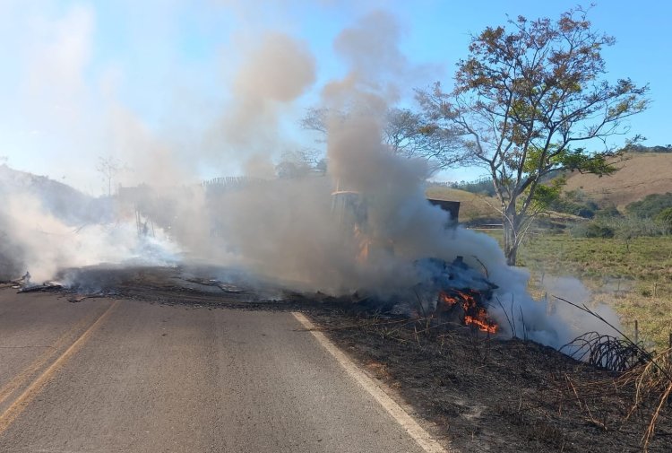 Carreta carregada de móveis pega fogo e pista fica fechada por três horas