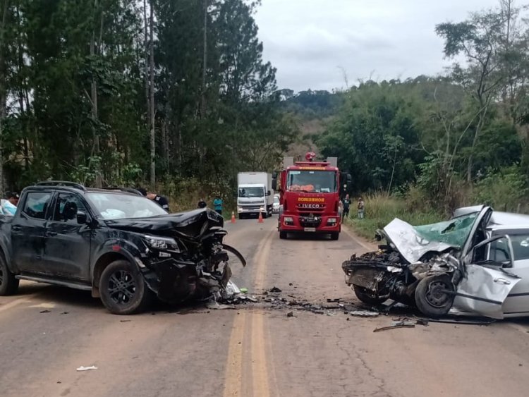 Três pessoas morrem em acidente com dois veículos em Rio Pomba