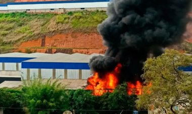 Incêndio destroi galpão de fábrica de móveis em Ubá