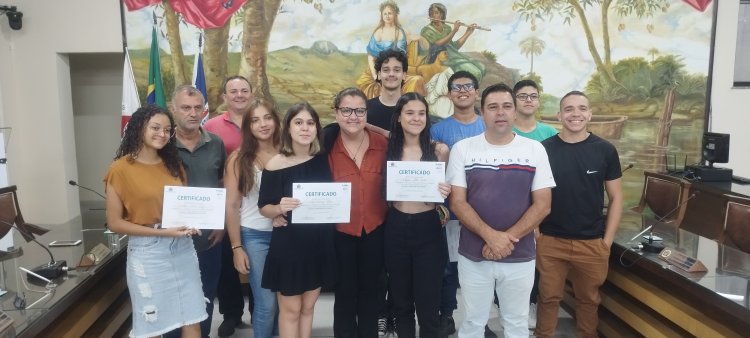 Cerimônia de encerramento oficial do Parlamento Jovem Minas 2023 em Ubá