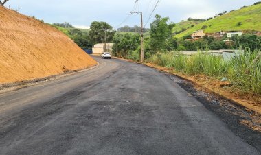 Prefeitura de Ubá asfalta rua no bairro Agroceres