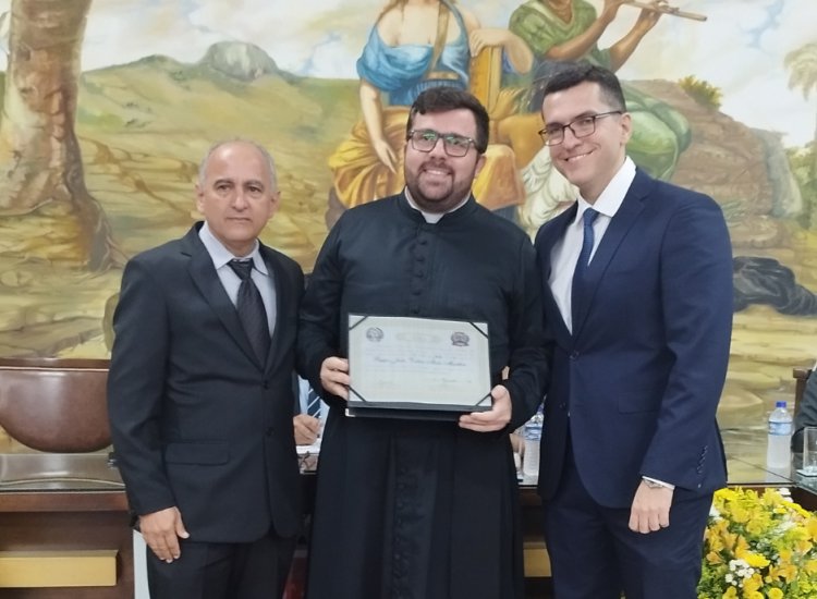 Padre João Victor Melo Martins recebe título de Cidadania Honorária de Ubá