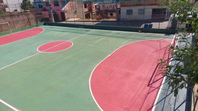 Prefeitura de Ubá revitaliza quadra poliesportiva do bairro São Domingos