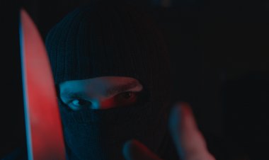 Três indivíduos encapuzados assaltam mulher no Pires da Luz