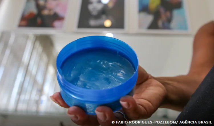 Anvisa cancela venda de pomadas para fixar cabelos; veja a lista