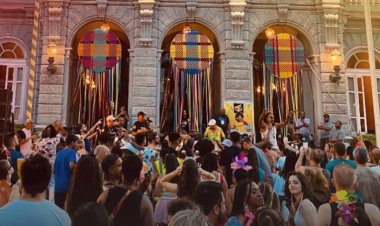 Quintal do Samba aplaudido nas escadarias do Palácio da Liberdade