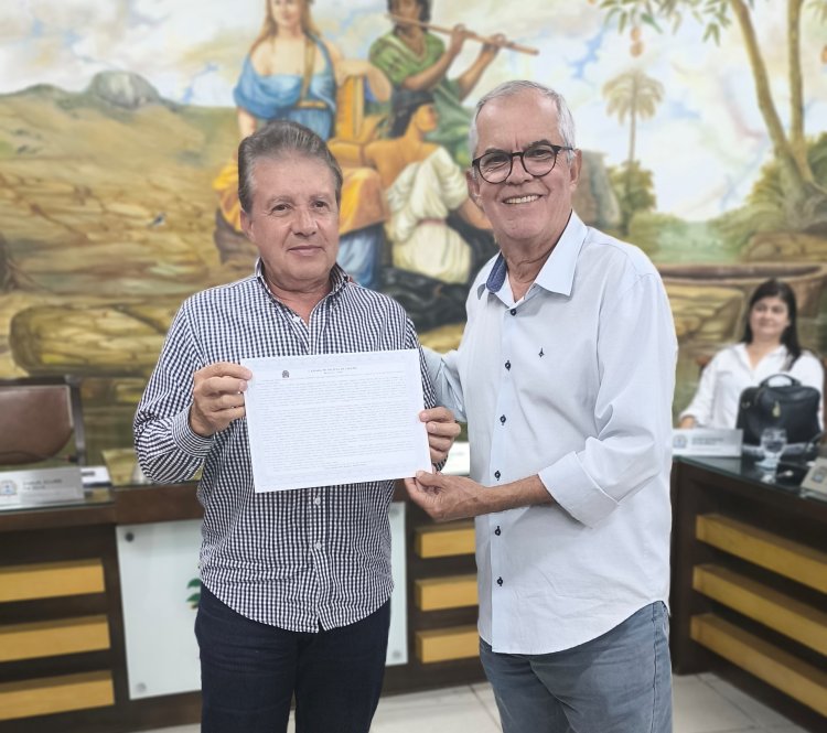 Áureo Calçado recebe Moção na Câmara Municipal de Ubá