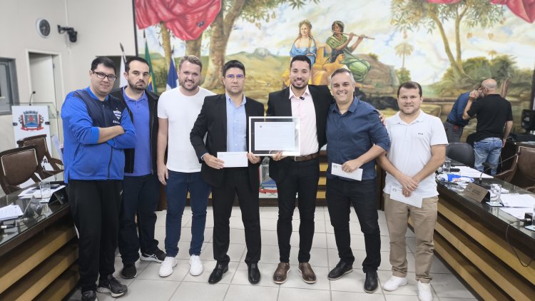 Vereador Samuel Soares entrega Moção ao Aymorés com anúncio de R$ 100 mil em recursos para o clube